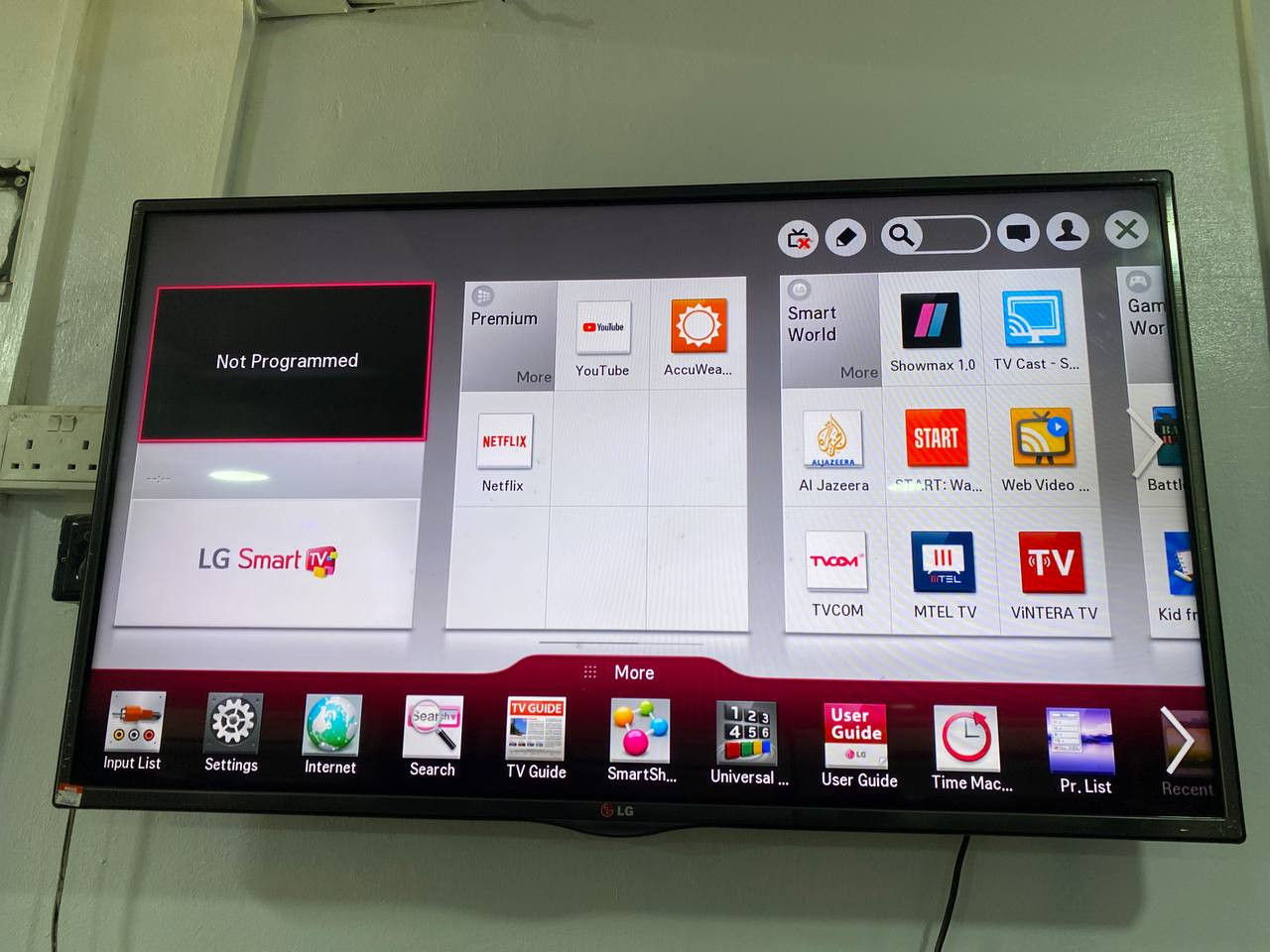 LG Smart 32” Full HD TV